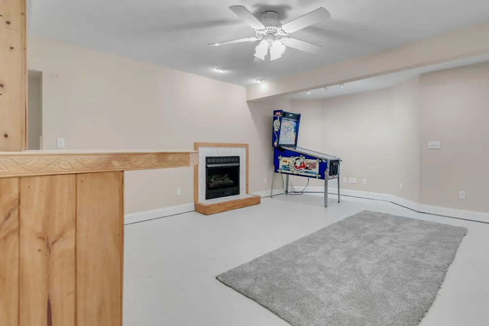 23099 S Shore Drive Edwardsburg, MI 49112