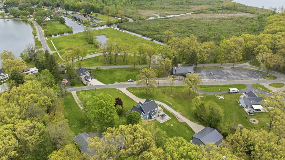 23099 S Shore Drive Edwardsburg, MI 49112