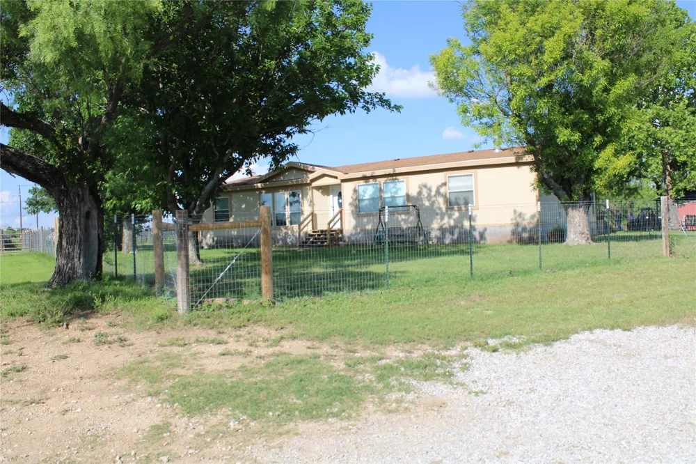 1521 FM 590 Comanche, TX 76442
