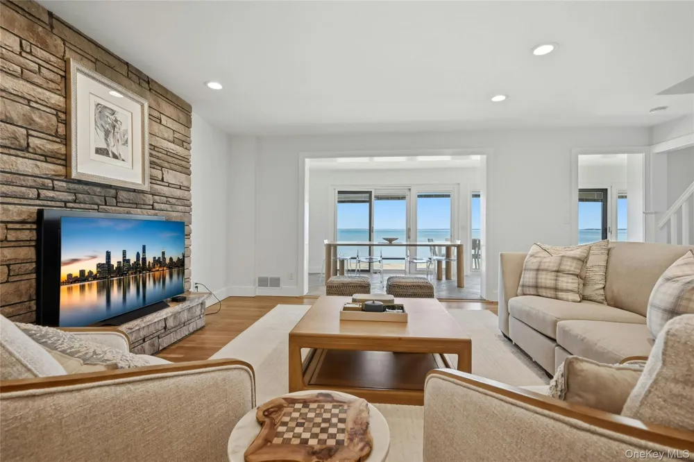 8908 Peconic Bay Boulevard Laurel, NY 11948