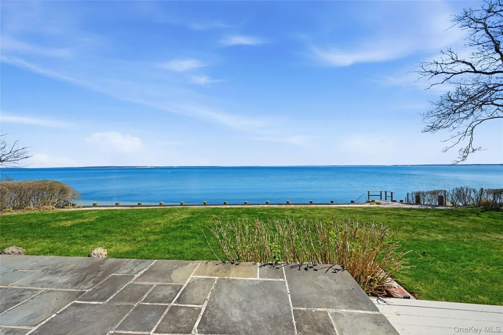 8908 Peconic Bay Boulevard Laurel, NY 11948