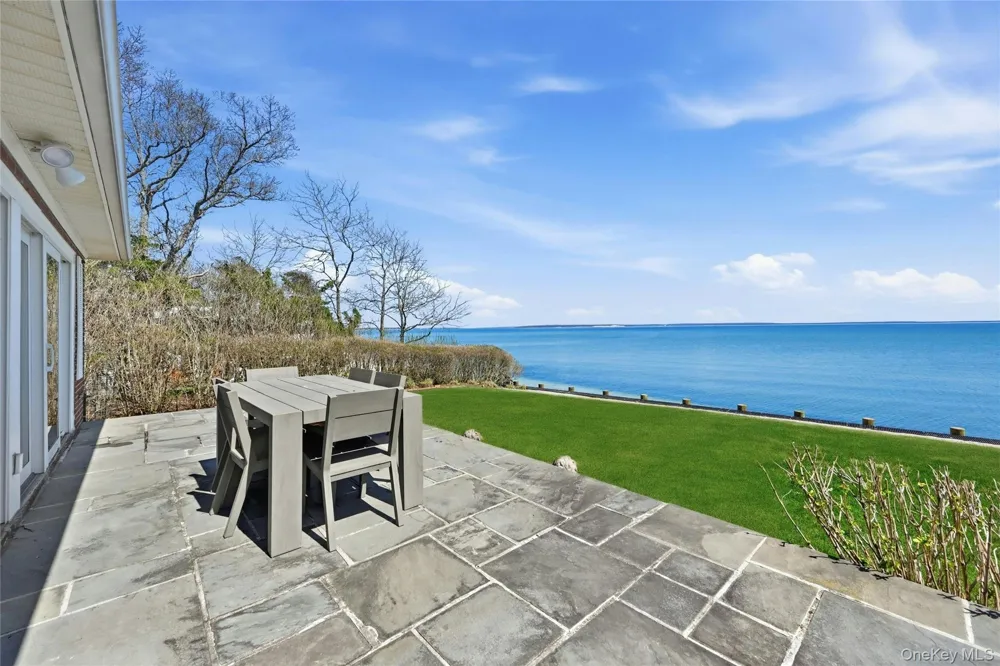 8908 Peconic Bay Boulevard Laurel, NY 11948