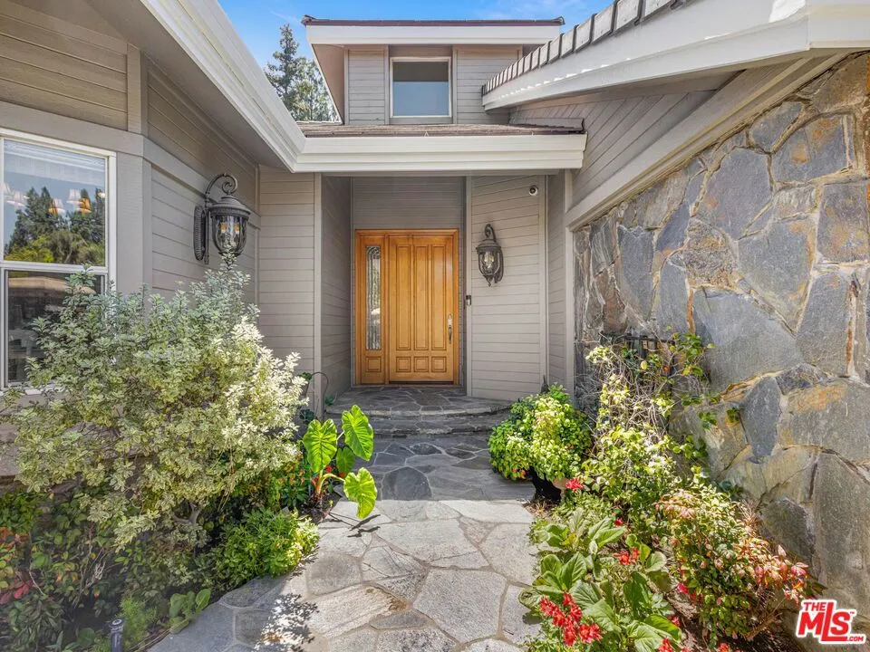 19234 Mayall Street Northridge, CA 91324