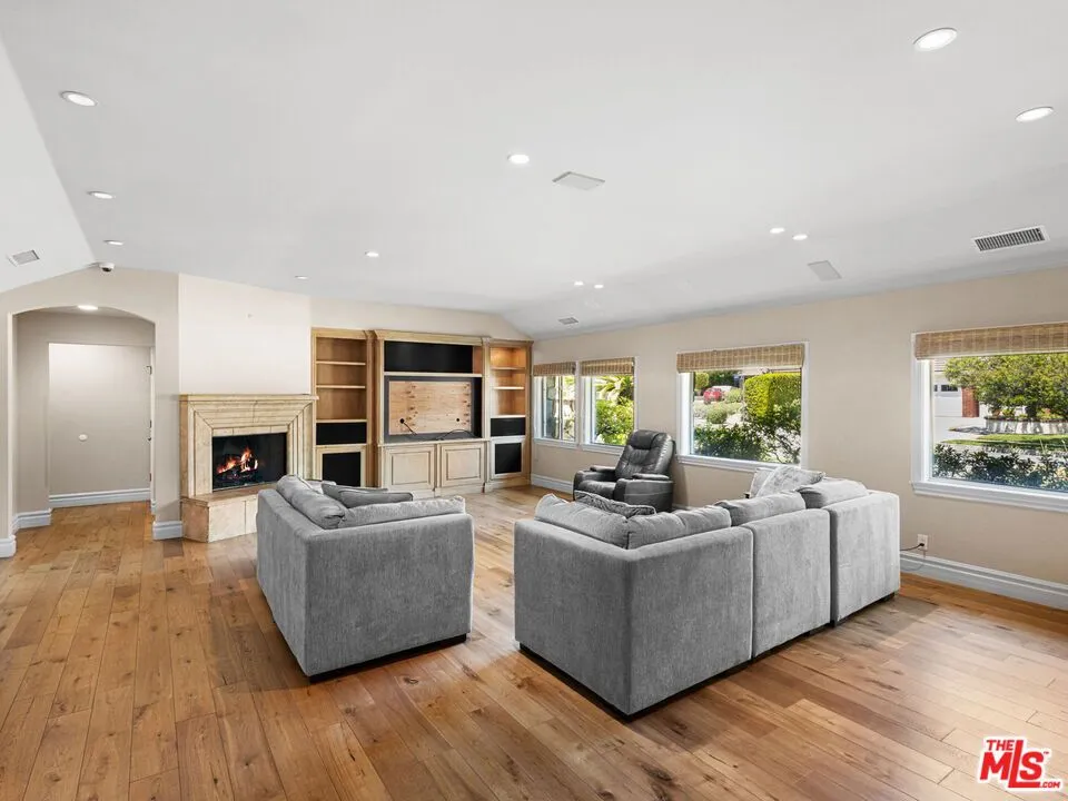 19234 Mayall Street Northridge, CA 91324