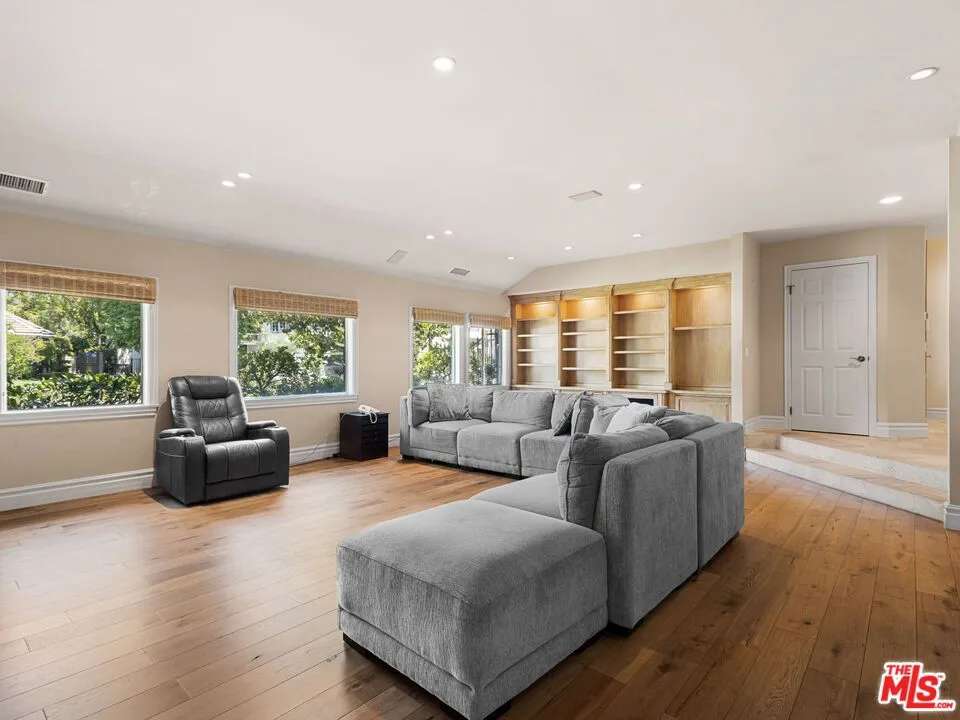 19234 Mayall Street Northridge, CA 91324