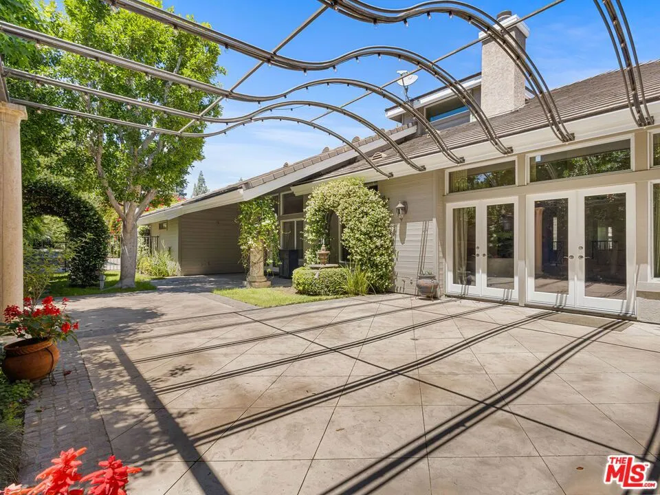19234 Mayall Street Northridge, CA 91324