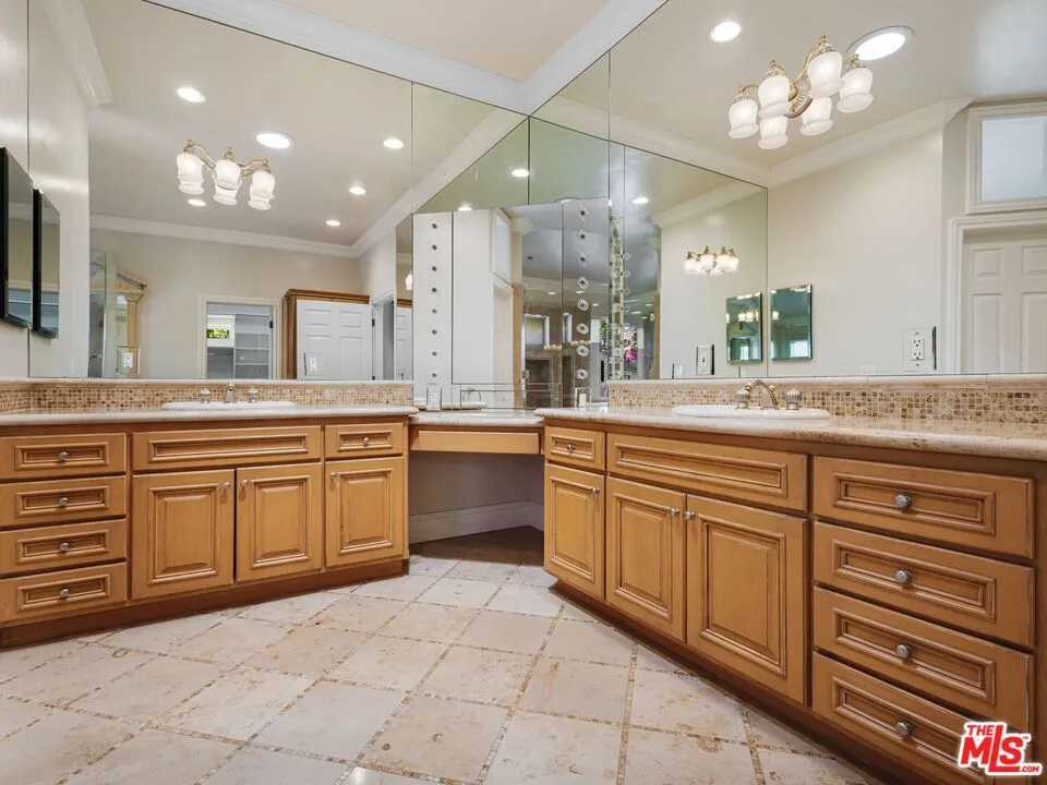 19234 Mayall Street Northridge, CA 91324