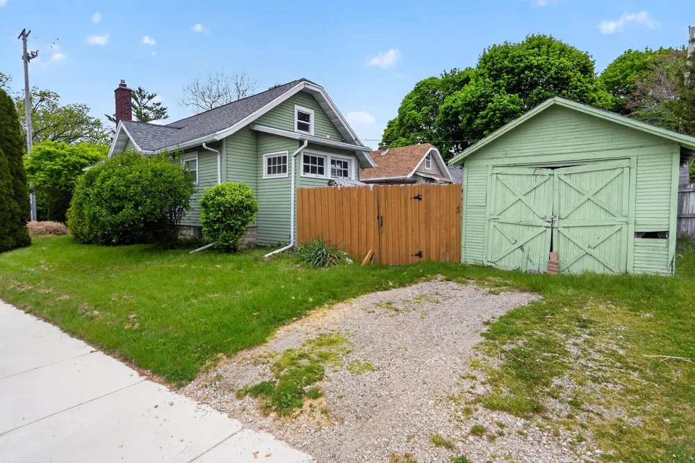 2533 S Washington Avenue Lansing, MI 48910