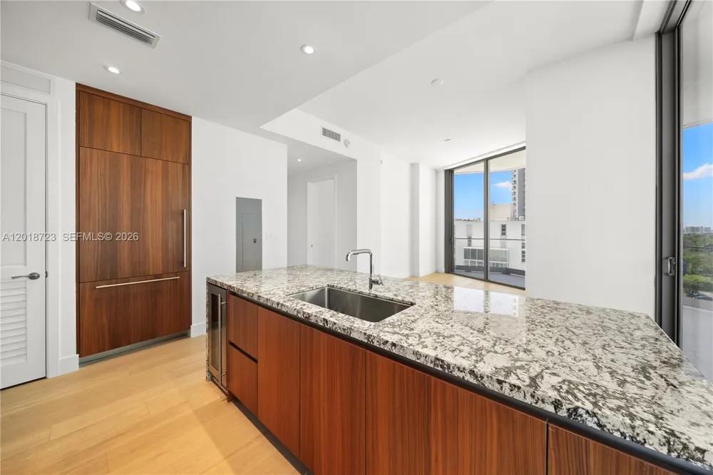 175 25 RD #804 Miami, FL 33129