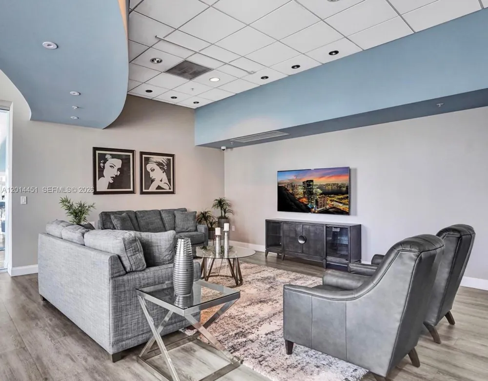 300 S Biscayne Blvd #T-3212 Miami, FL 33131