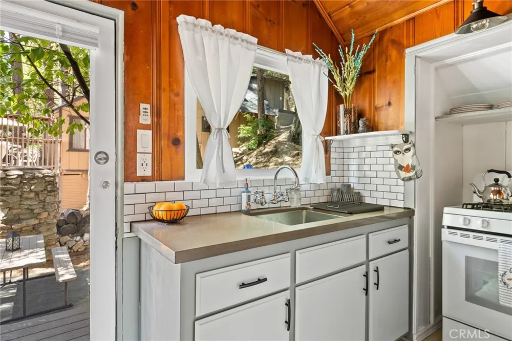27010 State Highway 189 Blue Jay, CA 92317