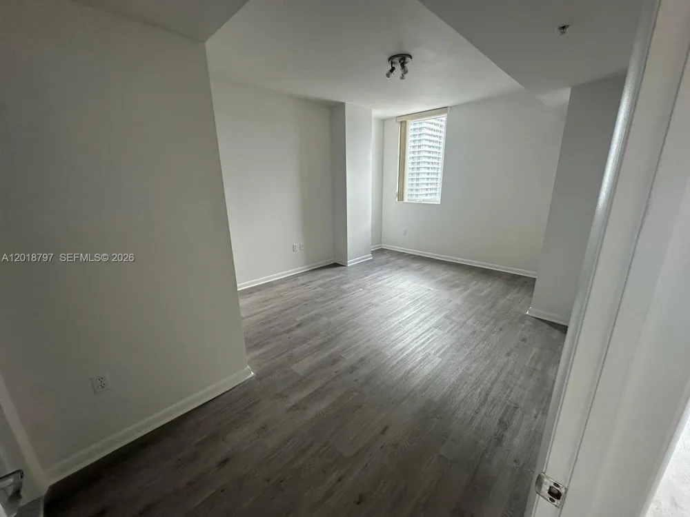 244 Biscayne Blvd #1910 Miami, FL 33132