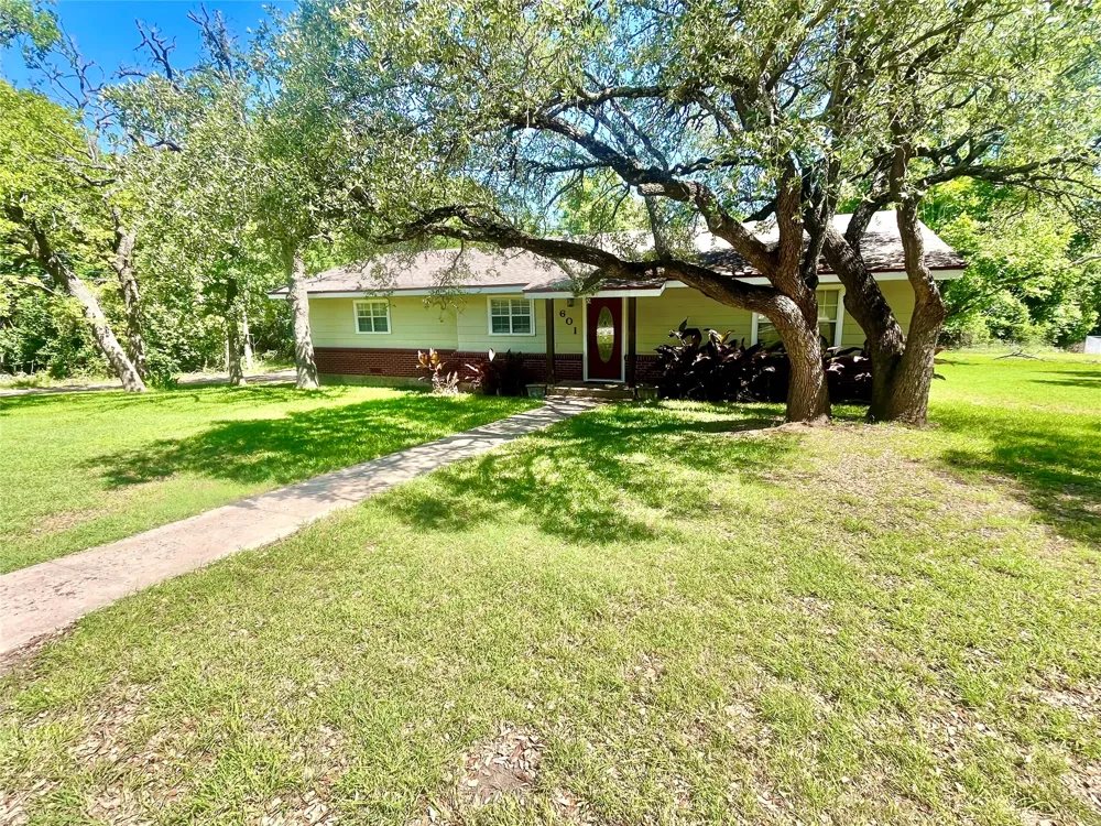 601 Navajo Trail Hamilton, TX 76531