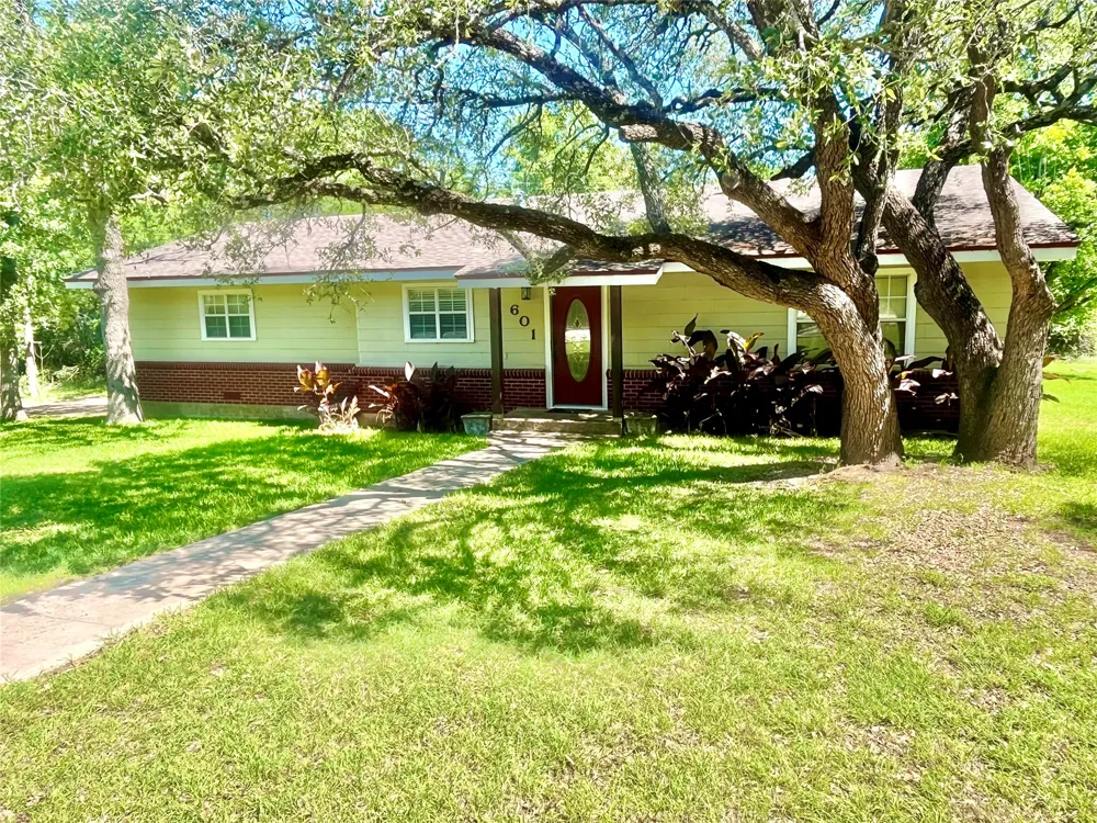601 Navajo Trail Hamilton, TX 76531