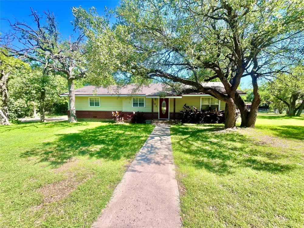 601 Navajo Trail Hamilton, TX 76531