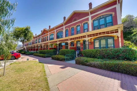 906 A Ave
