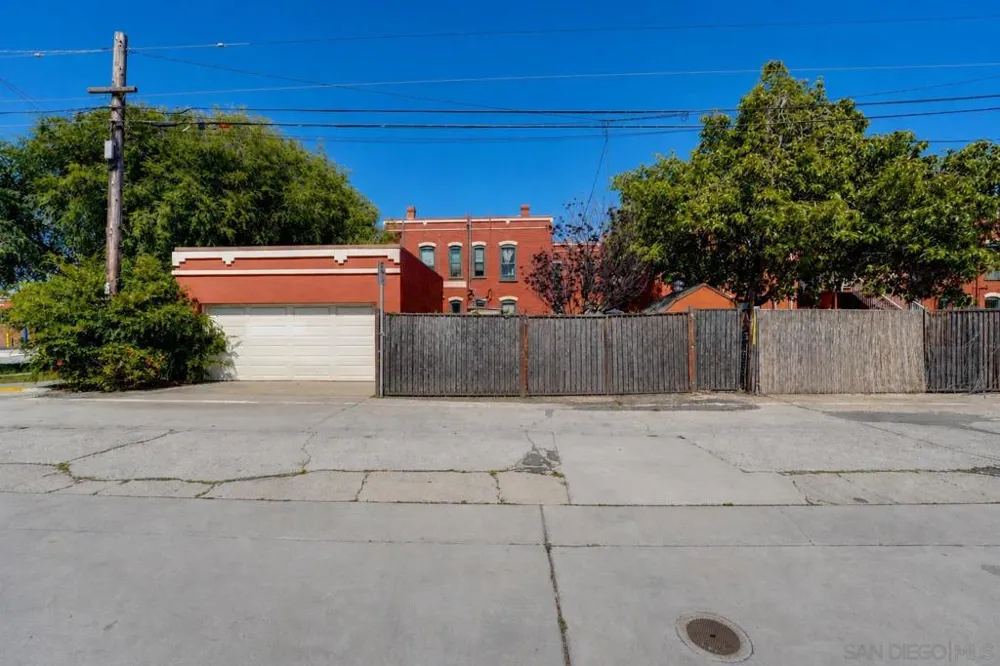 906 A Ave National City, CA 91950
