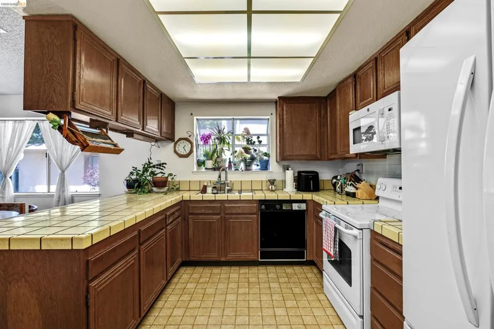 2567 El Portal Dr #A San Pablo, CA 94806
