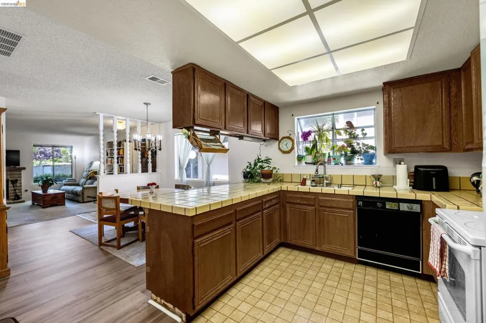 2567 El Portal Dr #A San Pablo, CA 94806