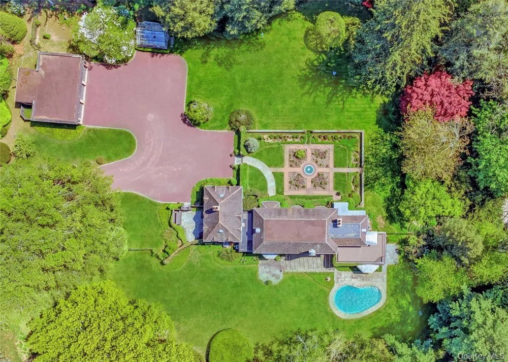 285 Piping Rock Road Locust Valley, NY 11560