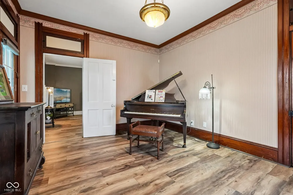 211 Whiteland Road Whiteland, IN 46184