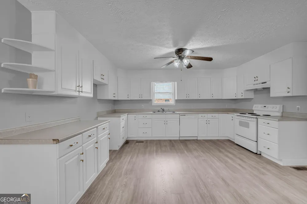 99 Parker ST Carnesville, GA 30521