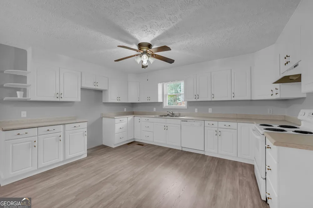 99 Parker ST Carnesville, GA 30521
