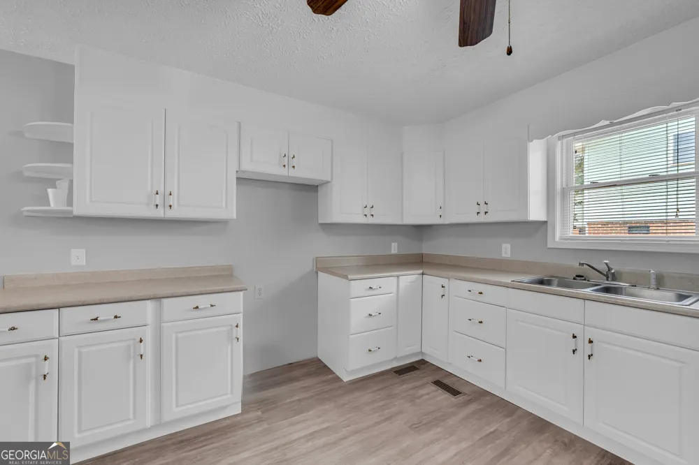 99 Parker ST Carnesville, GA 30521
