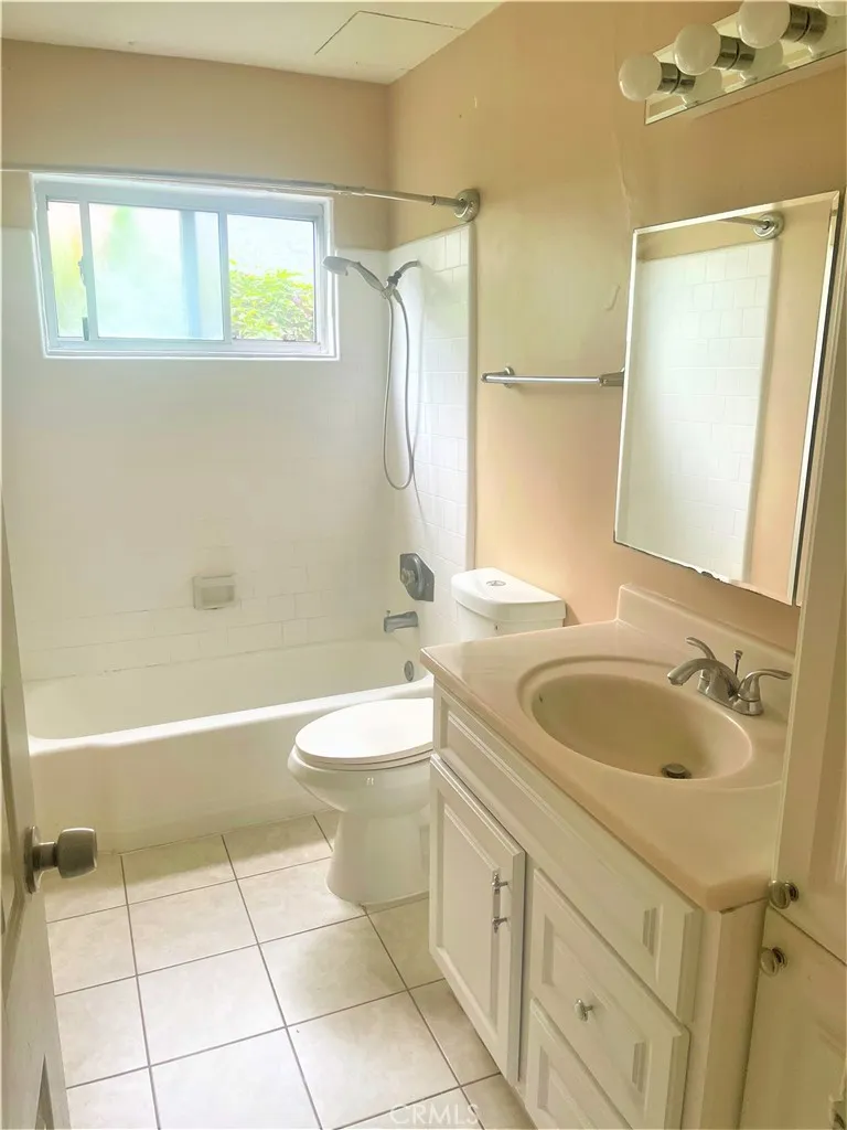 931 W 19th Street #10 Costa Mesa, CA 92627