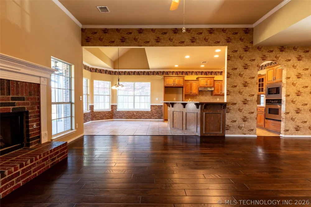 4213 S Palm Avenue Broken Arrow, OK 74011