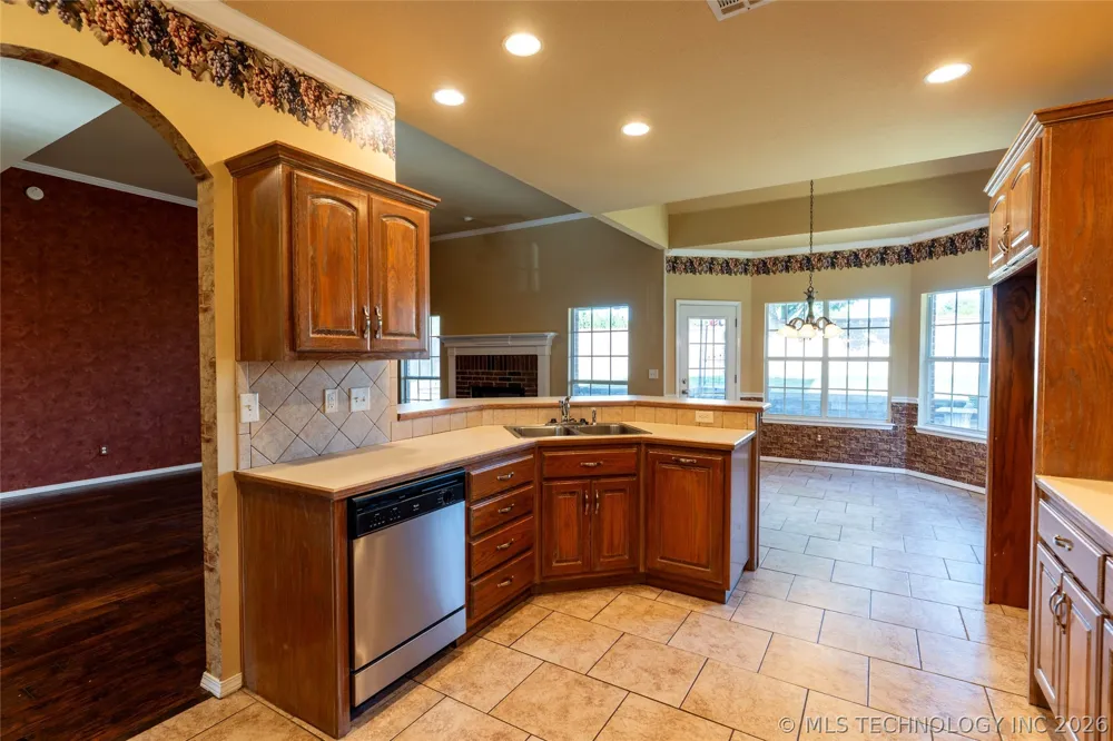 4213 S Palm Avenue Broken Arrow, OK 74011