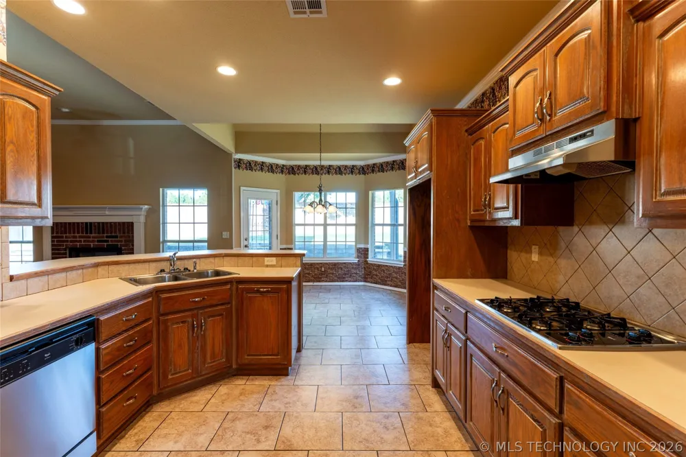 4213 S Palm Avenue Broken Arrow, OK 74011