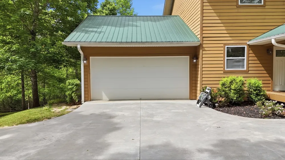 Underburg Ln Franklin, NC 28734