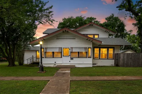 401 Dallas Street