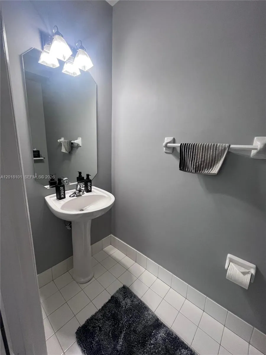 681 NW 42nd Ave #- Plantation, FL 33317