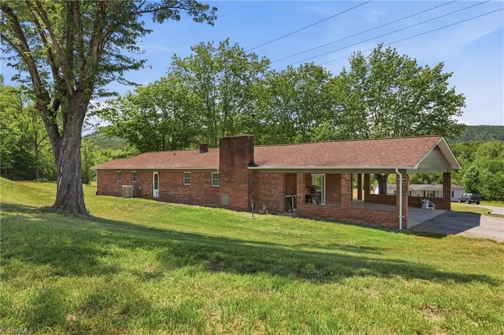 954 Parsonsville Road Purlear, NC 28665
