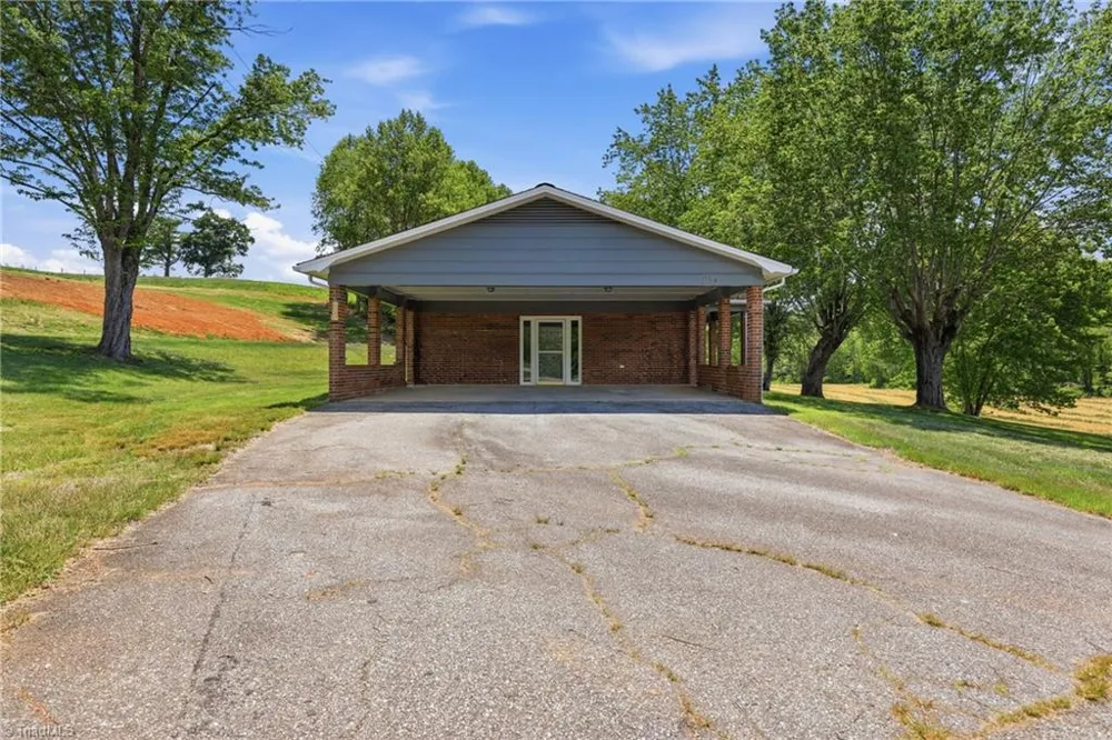 954 Parsonsville Road Purlear, NC 28665