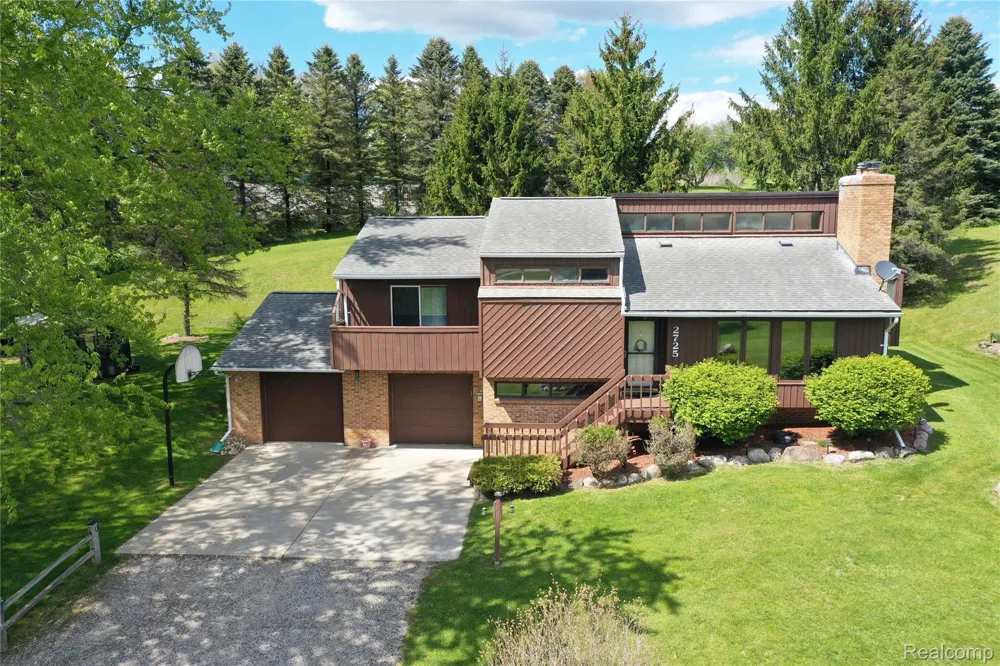 2725 Cooley Lake Road Highland Charter Township, MI 48356