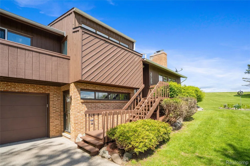 2725 Cooley Lake Road Highland Charter Township, MI 48356