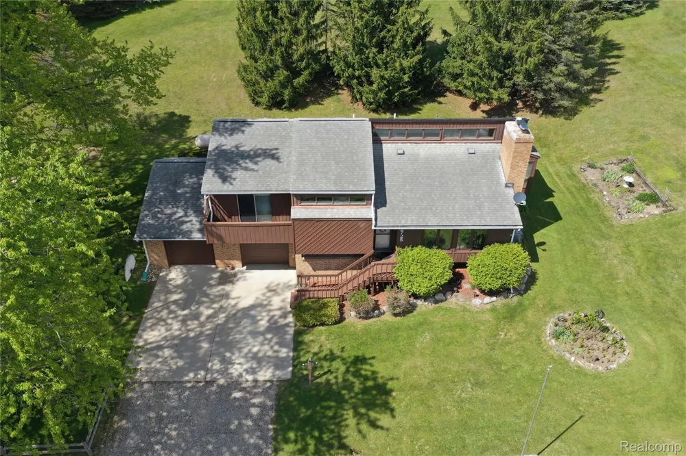 2725 Cooley Lake Road Highland Charter Township, MI 48356
