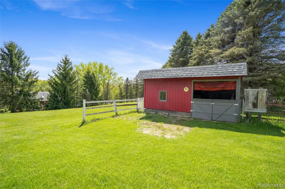 2725 Cooley Lake Road Highland Charter Township, MI 48356