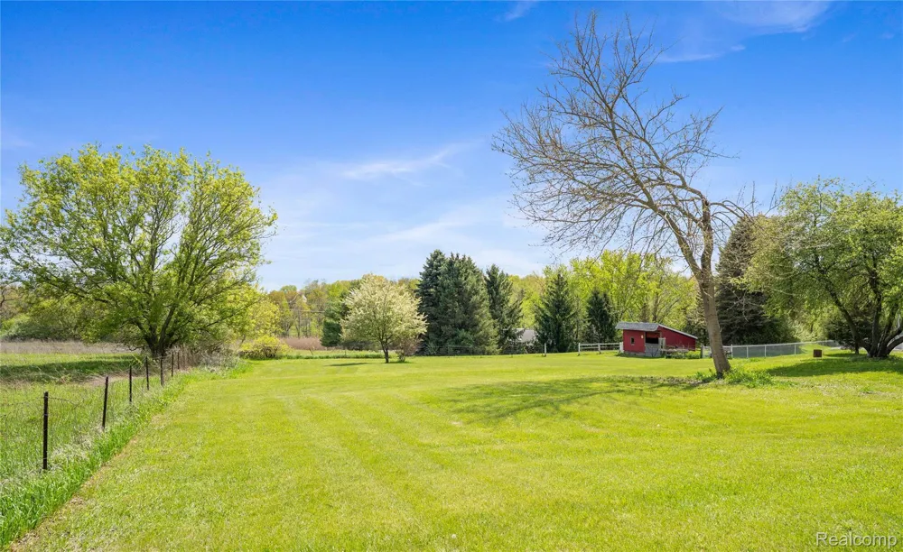 2725 Cooley Lake Road Highland Charter Township, MI 48356