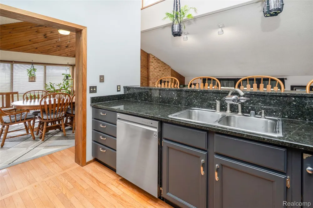 2725 Cooley Lake Road Highland Charter Township, MI 48356