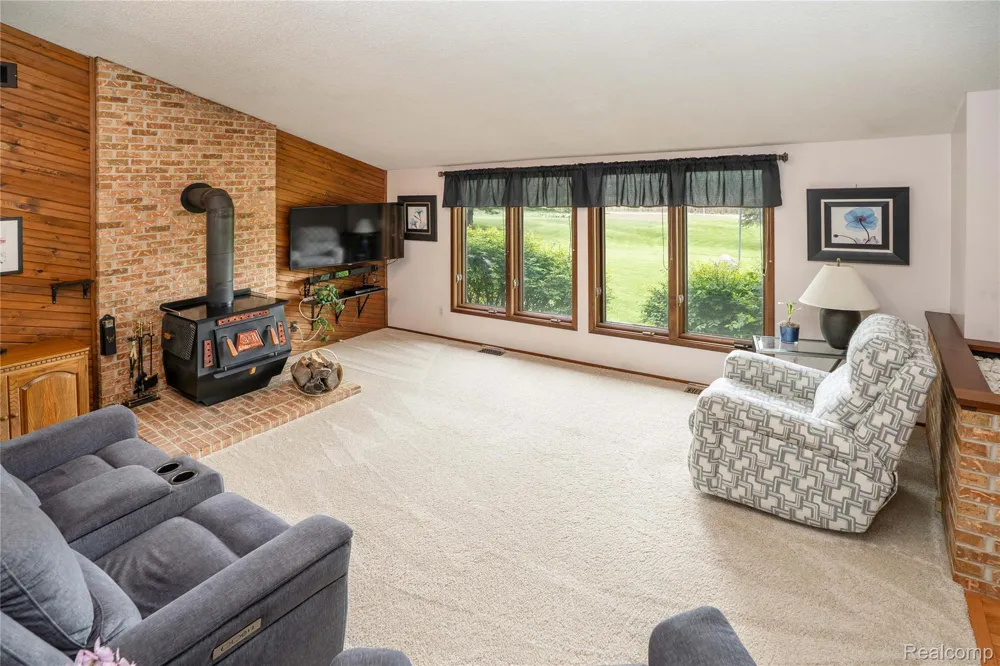 2725 Cooley Lake Road Highland Charter Township, MI 48356