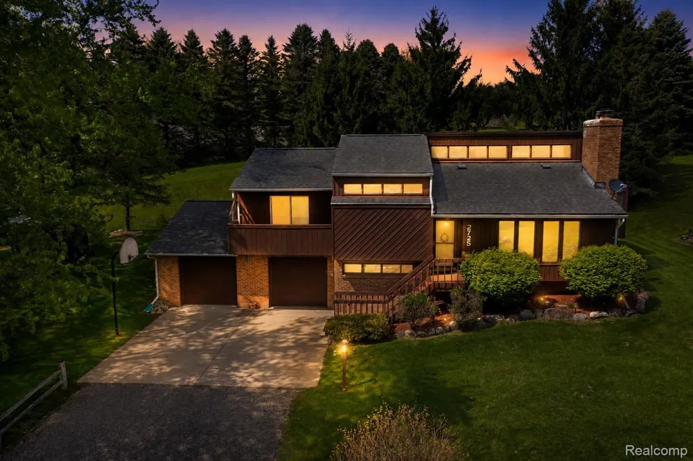2725 Cooley Lake Road Highland Charter Township, MI 48356