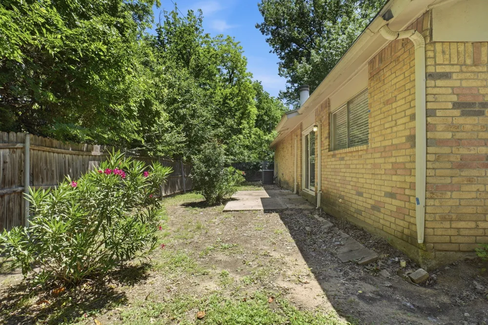 1137 Meadow Creek Court Lancaster, TX 75146