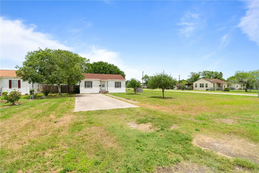101 W Joyce Street Bishop, TX 78343