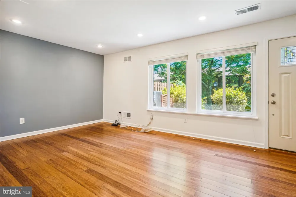 9082 ARLINGTON BOULEVARD Fairfax, VA 22031