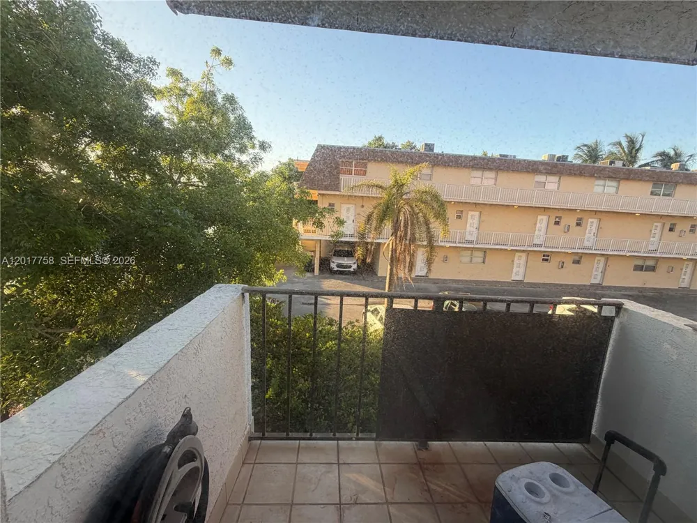 421 Swallow Dr #12 Miami Springs, FL 33166