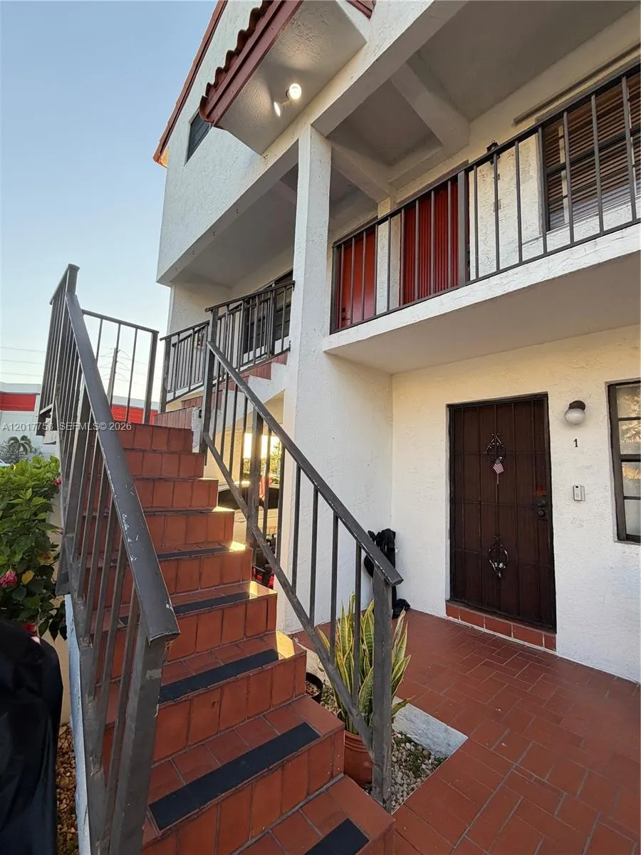 421 Swallow Dr #12 Miami Springs, FL 33166